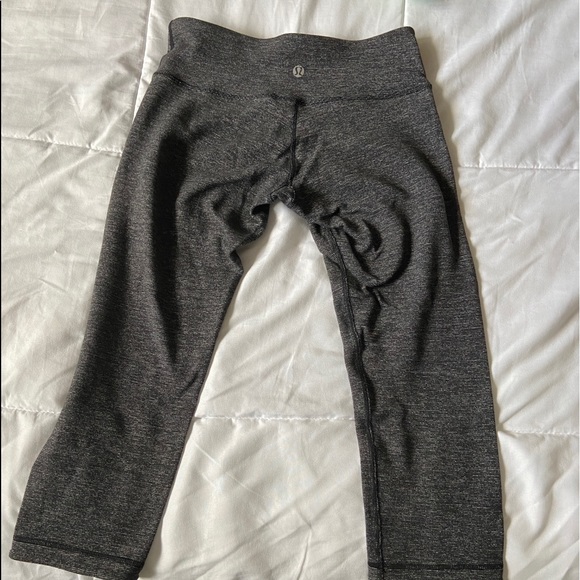 Super cute gray striped cropped lululemon - Picture 2 of 5